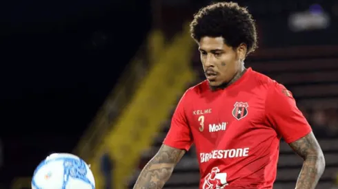 Henry Figueroa disputando un partido con Alajuelense