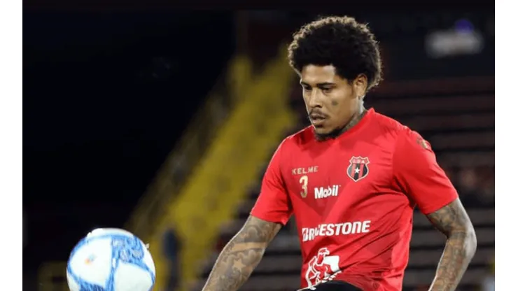 Henry Figueroa disputando un partido con Alajuelense