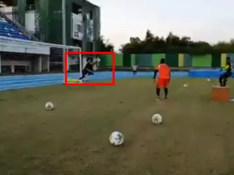 Ricardo Jerez impresionó con esta gran atajada en un entrenamiento