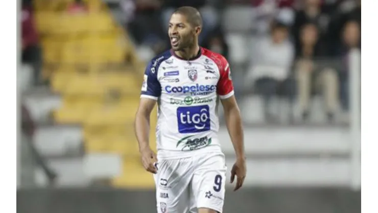 ¡Álvaro Saborío seguirá jugando al fútbol!