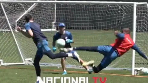 ¡Que juegue de 9! Luis Mejía metió golazo de 'tijereta' en un entrenamiento