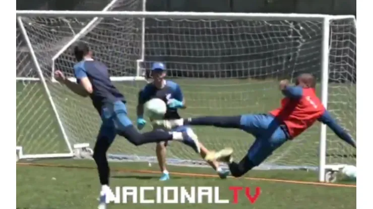 ¡Que juegue de 9! Luis Mejía metió golazo de 'tijereta' en un entrenamiento
