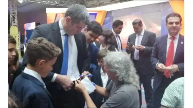 Conmovedor: Fernando Palomo le pidió el autógrafo a Mágico González