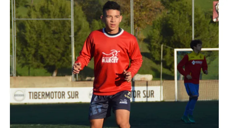 Joven hondureño firma su primer contrato profesional en España