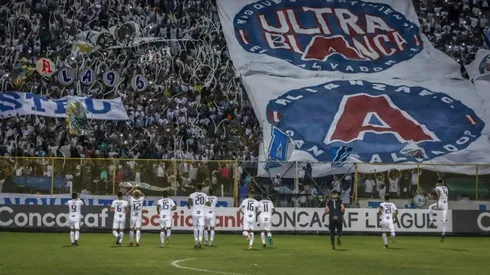 Hinchada de Alianza en la ida de semifinales de Liga Concacaf