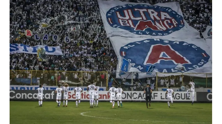 Hinchada de Alianza en la ida de semifinales de Liga Concacaf