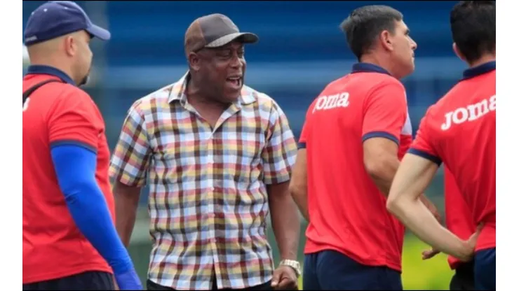 Hernán Medford disparó contra los árbitros de Costa Rica