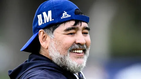 Maradona emociona a todos los olimpistas posando con la camiseta del equipo