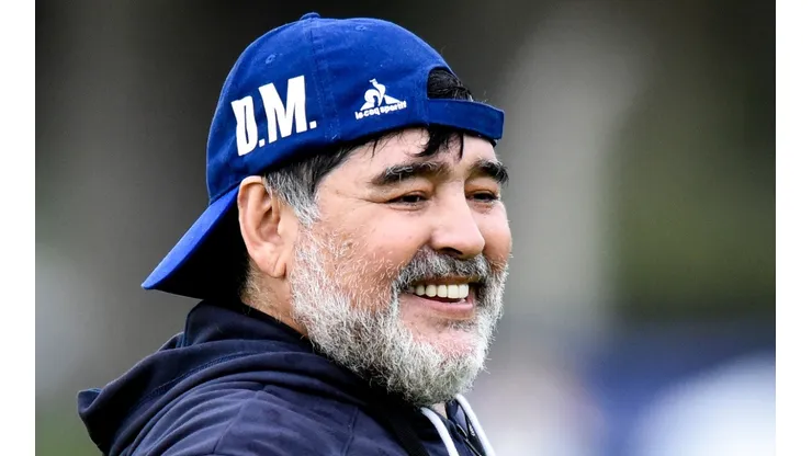 Maradona emociona a todos los olimpistas posando con la camiseta del equipo