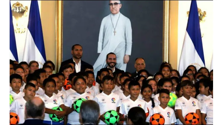 Nayib Bukele firmó histórico acuerdo para el fútbol de El Salvador