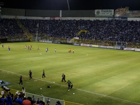 Cancha del Cuscatlán quedó en muy mal estado tras evento religioso