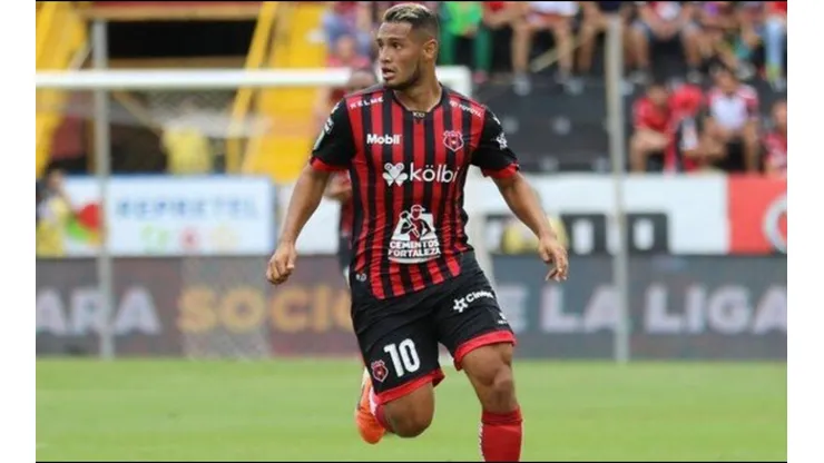 Alex López renueva contrato con el Alajuelense