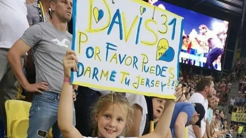 Con lindos gestos, Eric Davis se gana el amor de su hinchada en Eslovaquia