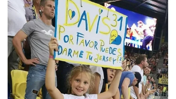 Con lindos gestos, Eric Davis se gana el amor de su hinchada en Eslovaquia