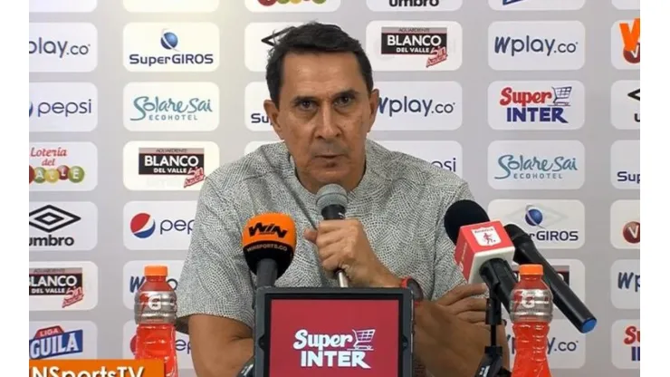 Alexandre Guimaraes cayó, pero su equipo sigue arriba en la tabla