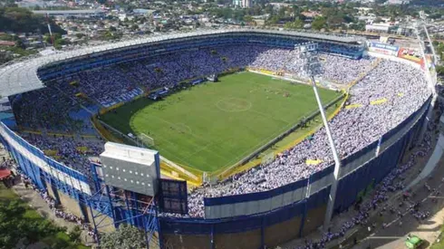 Venta de boletos para entrar al Cuscatlán a ver El Salvador - Santa Lucía