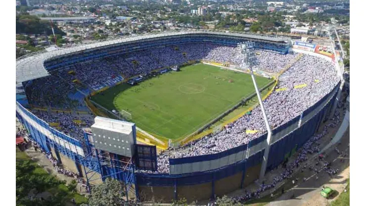 Venta de boletos para entrar al Cuscatlán a ver El Salvador - Santa Lucía
