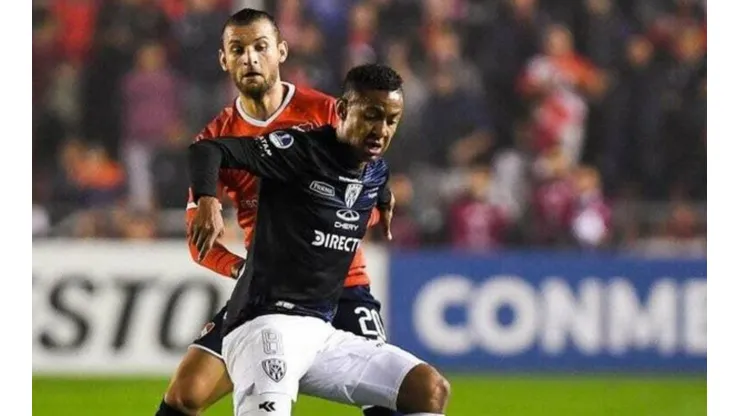 Gabriel Torres fue titular contra el Independiente de Argentina