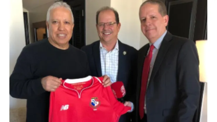 El Tolo Gallego ya posó con la camiseta de Panamá