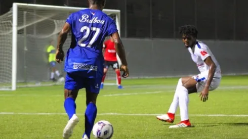 Olimpia derrotó al Árabe Unido y puso pie y medio en la siguiente ronda de la Copa Premier