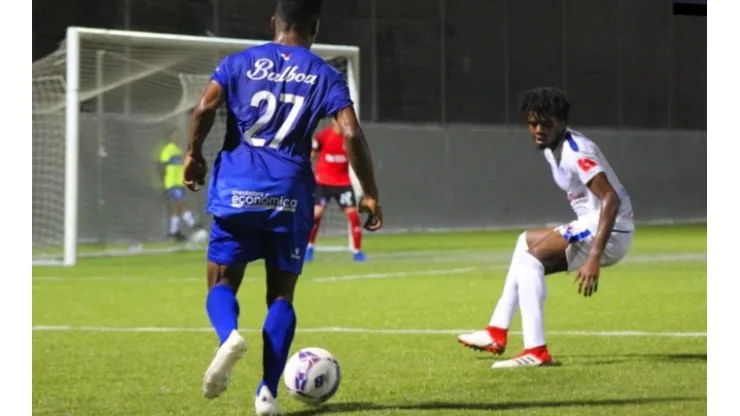 Olimpia derrotó al Árabe Unido y puso pie y medio en la siguiente ronda de la Copa Premier