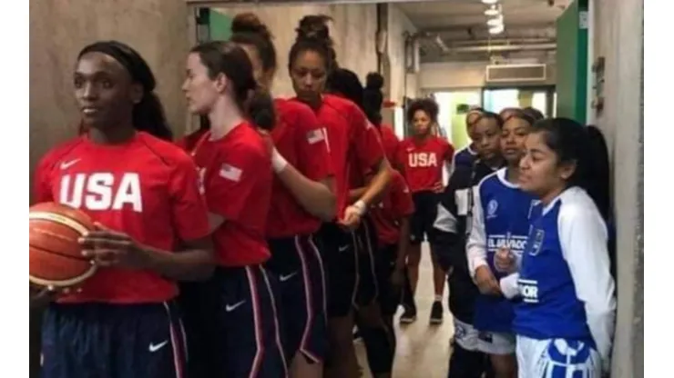 La foto feliz que tal vez no conoces del juego de básquet entre El Salvador y EE.UU.