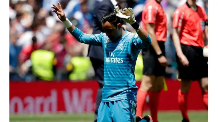 De rodillas sobre el campo, Keylor dijo adiós al Santiago Bernabéu
