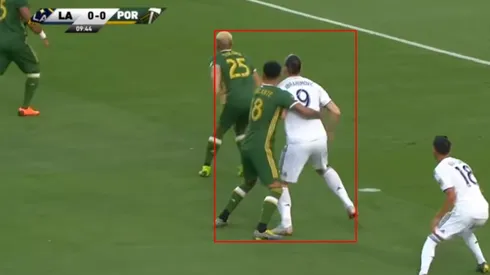 ¡El duelo de Zlatan Ibrahimovic con Julio Cascante!