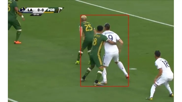 ¡El duelo de Zlatan Ibrahimovic con Julio Cascante!
