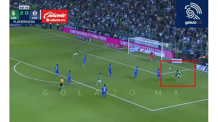 ¡La voló! Joel Campbell debutó con León y tuvo un casi-gol...que se fue a la tribuna