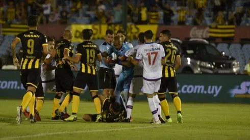 Luis Mejía, a las trompadas en el clásico de Uruguay