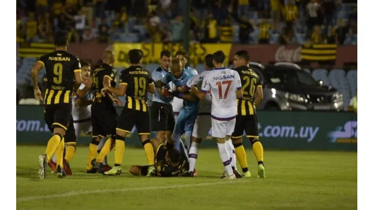 Luis Mejía, a las trompadas en el clásico de Uruguay