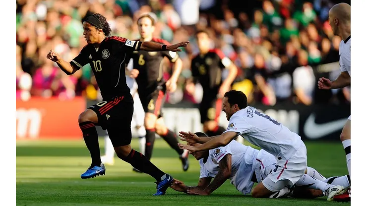 El delantero se escapa de sus rivales en la final de la Copa Oro 2011 ante EEUU (Foto: Getty).