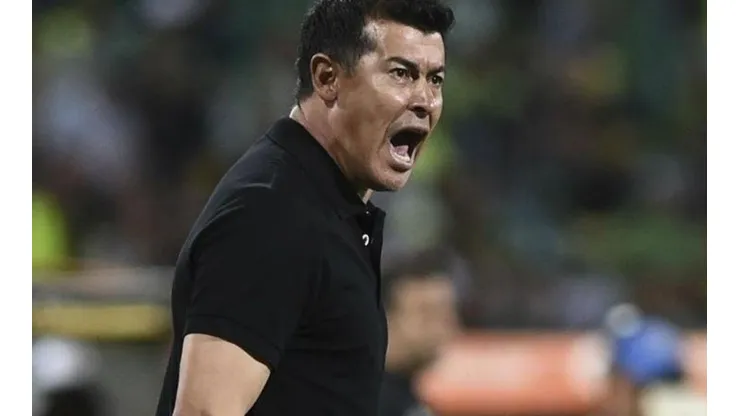 El estratega argentino cobra 10 mil dólares más al mes de los que el colombiano Jorge Luis Pinto en su momento