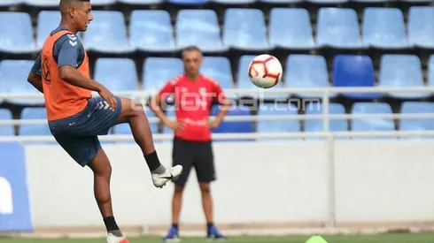 El volante catracho habría revelado con un abrazo su salida del "tete"