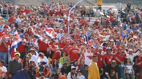 Los hinchas de Costa Rica alentando a su selección en la final de la Copa Oro 2002 (Foto: Getty).