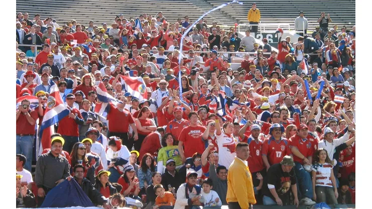 Los hinchas de Costa Rica alentando a su selección en la final de la Copa Oro 2002 (Foto: Getty).