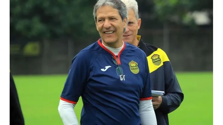 El colombiano se reunió el jueves con los directivos de la Fepafut por el cargo de seleccionador