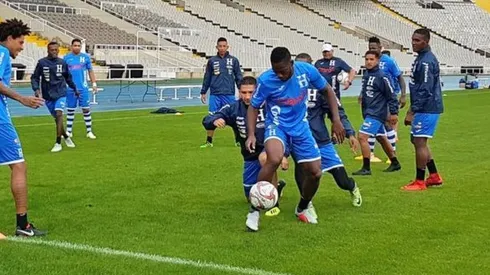 Mendoza, de ser elegido, solo tendrá la Fecha FIFA de marzo para trabajar con los legionarios