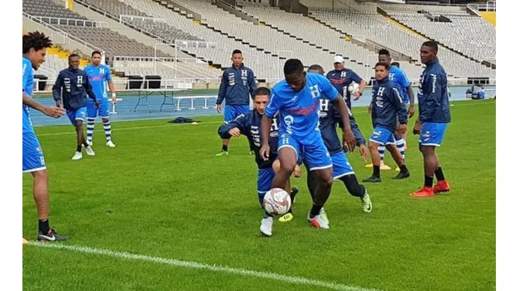 Mendoza, de ser elegido, solo tendrá la Fecha FIFA de marzo para trabajar con los legionarios