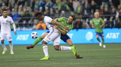 Flores (al fondo) fue titular y jugó 83 minutos en la sufrida victoria de Portland