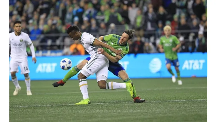 Flores (al fondo) fue titular y jugó 83 minutos en la sufrida victoria de Portland