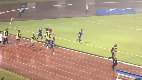 Los caribeños celebraron el tanto de Wells en la segunda parte de un partido pasado por lluvia