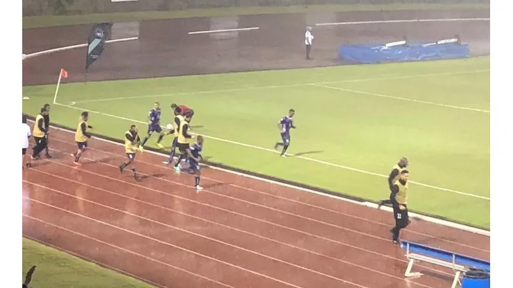 Los caribeños celebraron el tanto de Wells en la segunda parte de un partido pasado por lluvia