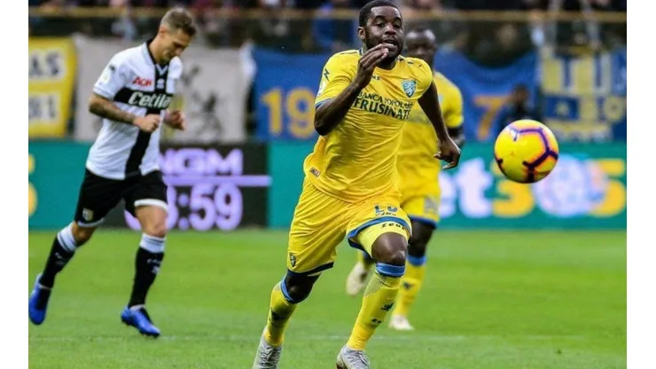 Campbell tuvo otro partido sacrificado en apoyar a la defensa del Frosinone