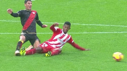 El delantero catracho fue expulsado directo por una fuerte entrada sobre Comesaña