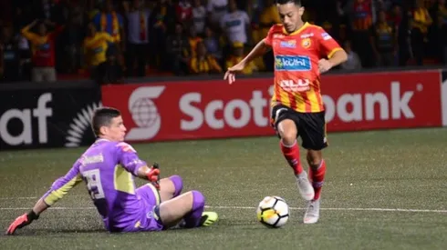 Un contragolpe vertiginoso puso en ventaja a Herediano en el juego de ida