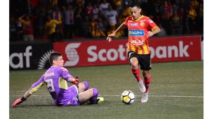 Un contragolpe vertiginoso puso en ventaja a Herediano en el juego de ida