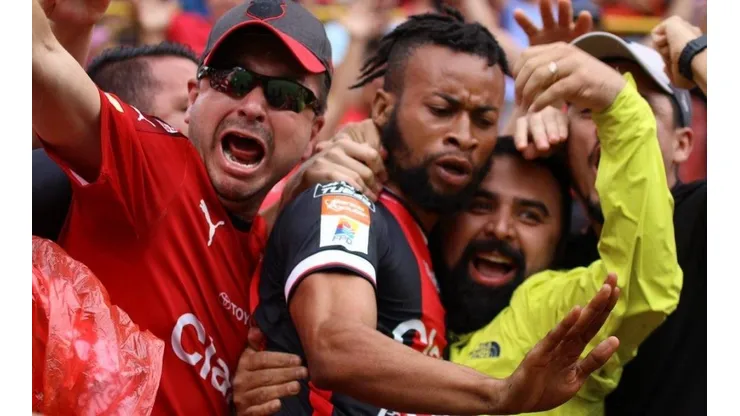 Maalique Foster entró, anotó un golazo y se fue expulsado. Todo en cinco minutos