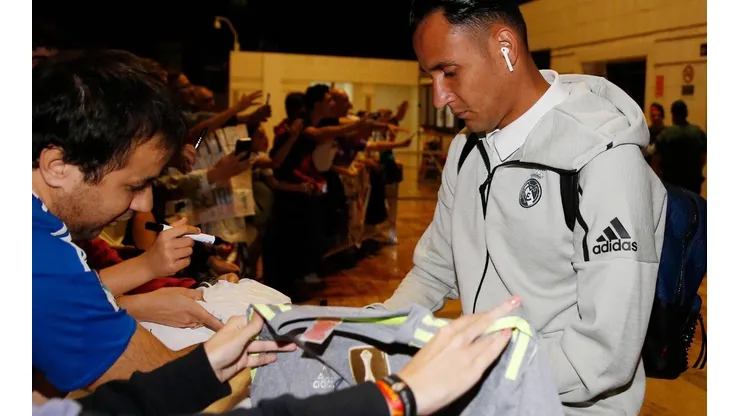 Keylor Navas firmó autógrafos en la llegada del club a Barcelona para el Clásico